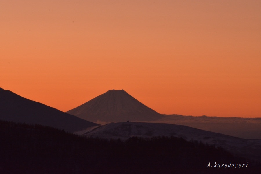 美ヶ原から望む夜明けの富士山